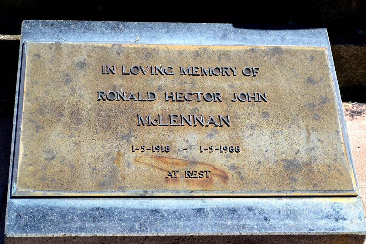 Photo of headstones/Ronald Hector John McLennan 1918-1988 hdstn Lauriton Gen cem NSW